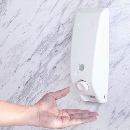 Белый настенный пластиковый дозатор на 350 мл - Классическийнастенный ручной дозатор для мыла в ванную
